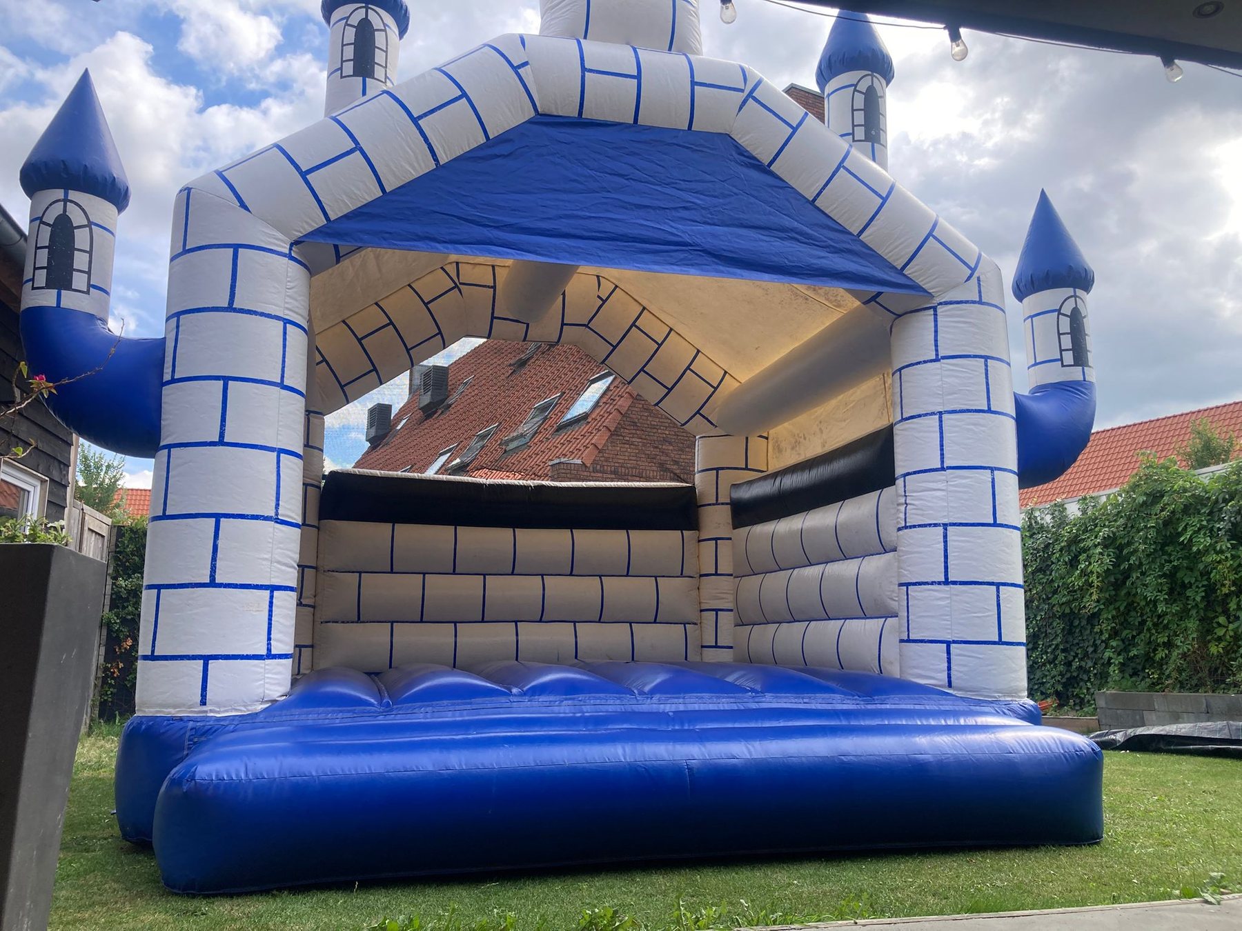 Groot blauw-wit kasteel springkussen van Stuiterbaas